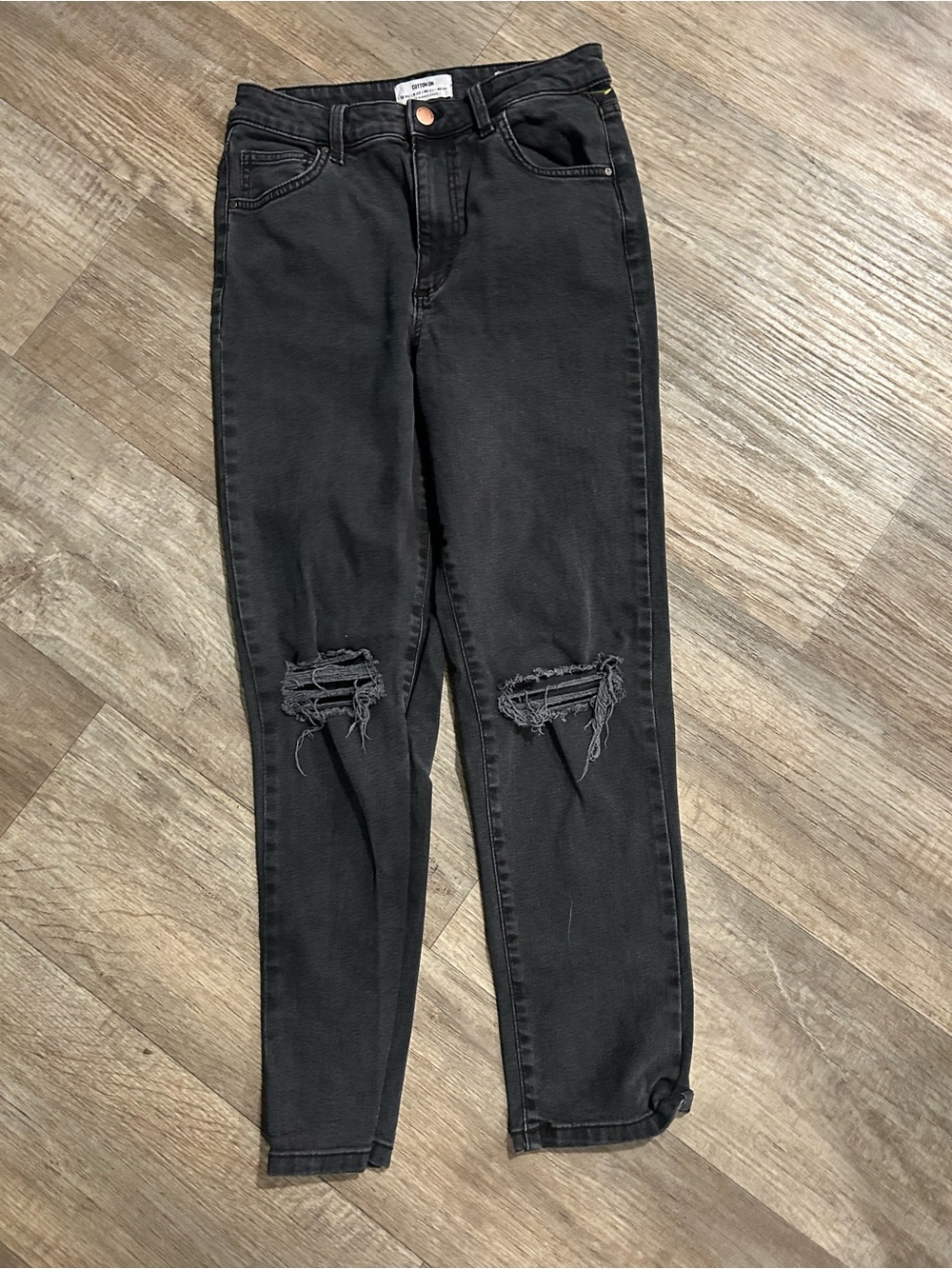 Black high-waisted skinny jeans with ripped knees #highwaisted #distressed